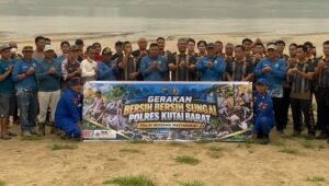 TURUN LANGSUNG: Kapolres Kutai Barat AKBP Haris Kurniawan, S.I.K., M.I.K., didampingi Wakapolres Kompol Subari, S.Sos., M.H., memimpin aksi pembersihan area Pantai Muara Siam bersama warga dan personel kepolisian, Jumat (9/10/2026).