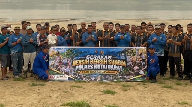 TURUN LANGSUNG: Kapolres Kutai Barat AKBP Haris Kurniawan, S.I.K., M.I.K., didampingi Wakapolres Kompol Subari, S.Sos., M.H., memimpin aksi pembersihan area Pantai Muara Siam bersama warga dan personel kepolisian, Jumat (9/10/2026). TURUN LANGSUNG: Kapolres Kutai Barat AKBP Haris Kurniawan, S.I.K., M.I.K., didampingi Wakapolres Kompol Subari, S.Sos., M.H., memimpin aksi pembersihan area Pantai Muara Siam bersama warga dan personel kepolisian, Jumat (9/10/2026).