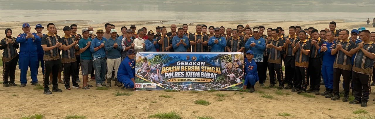 TURUN LANGSUNG: Kapolres Kutai Barat AKBP Haris Kurniawan, S.I.K., M.I.K., didampingi Wakapolres Kompol Subari, S.Sos., M.H., memimpin aksi pembersihan area Pantai Muara Siam bersama warga dan personel kepolisian, Jumat (9/10/2026).