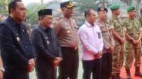 SINERGITAS TNI-POLRI: Kapolres Kutai Barat AKBP Haris Kurniawan, S.I.K., M.I.K., saat menghadiri acara tradisi pelepasan dan penyambutan Dandim 0912/Kutai Barat di Makodim 0912/Kutai Barat, Sendawar, Senin (19/10/2026). Kegiatan ini turut dihadiri Bupati Kutai Barat Frederick Edwin, A.Md., Wakil Bupati H. Nanang Adriani, S.PKP., M.Si., unsur Forkopimda, serta pejabat lama dan baru Dandim 0912/Kubar. (Foto: Dok. Humas Polres Kubar)