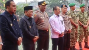 SINERGITAS TNI-POLRI: Kapolres Kutai Barat AKBP Haris Kurniawan, S.I.K., M.I.K., saat menghadiri acara tradisi pelepasan dan penyambutan Dandim 0912/Kutai Barat di Makodim 0912/Kutai Barat, Sendawar, Senin (19/10/2026). Kegiatan ini turut dihadiri Bupati Kutai Barat Frederick Edwin, A.Md., Wakil Bupati H. Nanang Adriani, S.PKP., M.Si., unsur Forkopimda, serta pejabat lama dan baru Dandim 0912/Kubar. (Foto: Dok. Humas Polres Kubar)