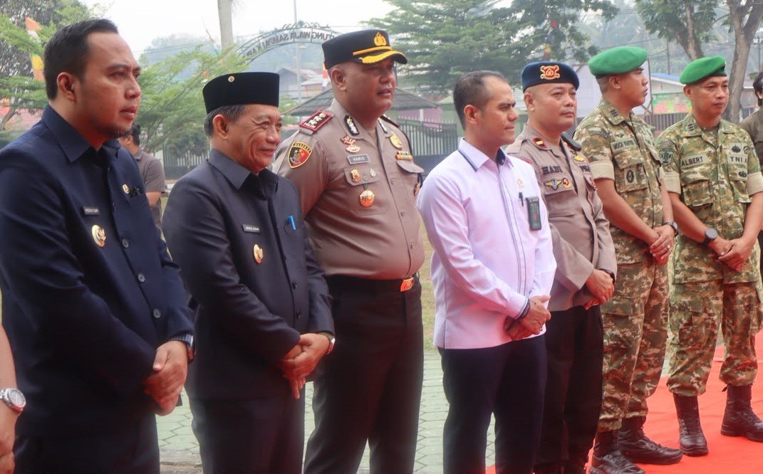 SINERGITAS TNI-POLRI: Kapolres Kutai Barat AKBP Haris Kurniawan, S.I.K., M.I.K., saat menghadiri acara tradisi pelepasan dan penyambutan Dandim 0912/Kutai Barat di Makodim 0912/Kutai Barat, Sendawar, Senin (19/10/2026). Kegiatan ini turut dihadiri Bupati Kutai Barat Frederick Edwin, A.Md., Wakil Bupati H. Nanang Adriani, S.PKP., M.Si., unsur Forkopimda, serta pejabat lama dan baru Dandim 0912/Kubar. (Foto: Dok. Humas Polres Kubar)