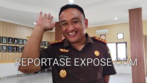 KLARIFIKASI: Kepala Kejaksaan Negeri (Kajari) Kutai Barat, Yon Yuviarso (tengah), didampingi Kasi Intel Kejari Kubar, Angga Wardana, memberikan penjelasan kepada wartawan terkait akses peliputan usai kegiatan pemusnahan barang bukti di Kantor Kejari Kutai Barat, Sendawar, Selasa (20/10/2026). (Foto: Johansyah / Reportase Expose)
