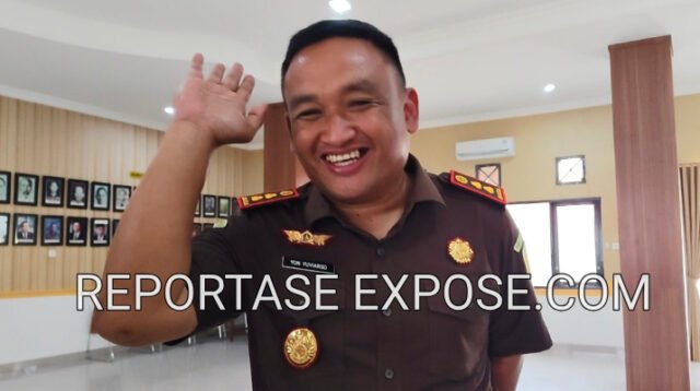 KLARIFIKASI: Kepala Kejaksaan Negeri (Kajari) Kutai Barat, Yon Yuviarso (tengah), didampingi Kasi Intel Kejari Kubar, Angga Wardana, memberikan penjelasan kepada wartawan terkait akses peliputan usai kegiatan pemusnahan barang bukti di Kantor Kejari Kutai Barat, Sendawar, Selasa (20/10/2026). (Foto: Johansyah / Reportase Expose)