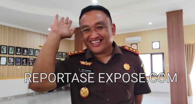 KLARIFIKASI: Kepala Kejaksaan Negeri (Kajari) Kutai Barat, Yon Yuviarso (tengah), didampingi Kasi Intel Kejari Kubar, Angga Wardana, memberikan penjelasan kepada wartawan terkait akses peliputan usai kegiatan pemusnahan barang bukti di Kantor Kejari Kutai Barat, Sendawar, Selasa (20/10/2026). (Foto: Johansyah / Reportase Expose)